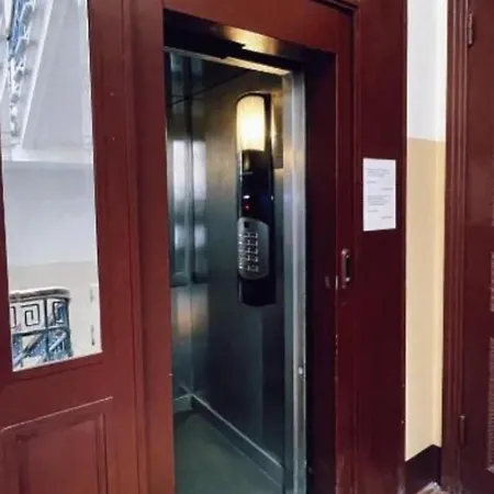 아파트 Stylish In Art Nouveau Building *