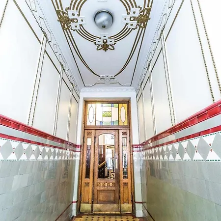 Stylish In Art Nouveau Building 아파트 *